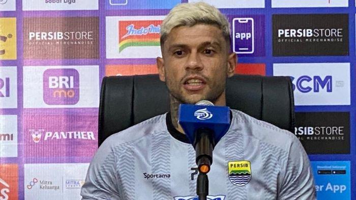 Pemain Persib Bandung, Ciro Alves saat jumpa pers di Stadion Si Jalak Harupat, Kamis (17/10/2024).