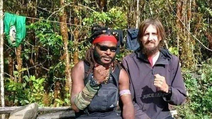 BREWOK – Pilot Susi Air, Philips Mark Merthens kini mulai berbeda. Rambutnya panjang dan brewok. Fakta terbaru ini terkuak dari foto yang kini viral di media sosial.