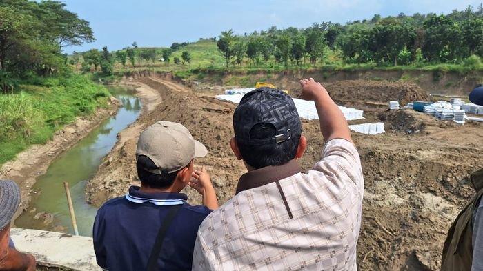 Pj Bupati Sumedang Yudia Ramli saat memonitor lokasi Bendung Carian, Minggu (2/6/2024).