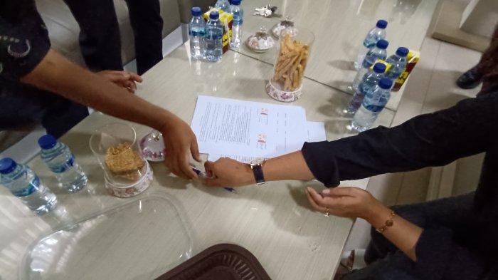 Kasus dugaan pungli PPDB di salah satu SMKN di Garut berakhir damai, orang tua calon siswa dan komite sekolah sepakat saling memaafkan. Keduanya sebut ada kesalahpahaman, Rabu (14/6/2023).