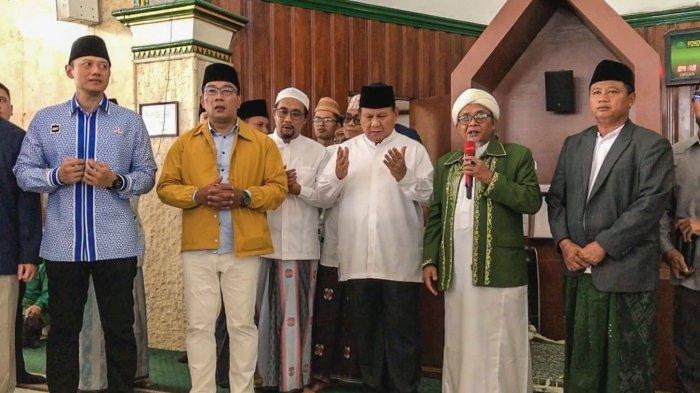 Capres nomor 2, Prabowo Subianto didampingi Ketua TKD Jabar, Ridwan Kamil dan Ketua Umum DPP Partai Demokrat Agus Harimurti Yudhoyono, mengunjungi Pesantren Miftahul Huda pimpinan KH Asep Ahmad Maoshul Affandy di Kecamatan Manonjaya, Kabupaten Tasikmalaya, Jawa Barat pada Sabtu (2/12/2023).