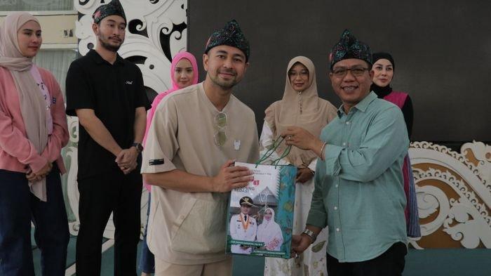 Kedatangan Raffi Ahmad dan Keluarga Disambut hangat oleh Bupati Bandung Dadang Supriatna, dan istrinya Emma Dety, di Rumah Dinasnya yang berada di Soreang, Senin (1/7/2024).