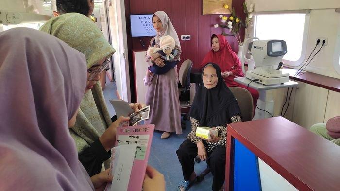 Warga Cibatu jalani pemeriksaan  layanan kesehatan gratis Rail Clinic milik PT di Stasiun Cibatu, Kabupaten Garut, Jawa Barat, Senin (18/9/2023).