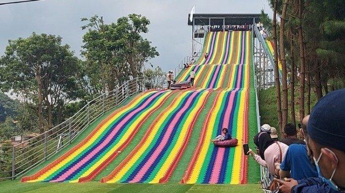 Rainbow Slide, wahana baru di Lembang yang tarik ribuan pengunjung setiap hari. (KOMPAS.COM/Bagus Puji Panuntun)