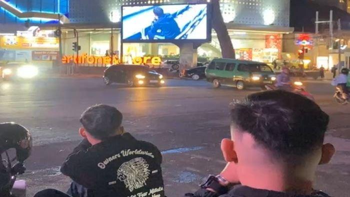 ANTUSIAS LIHAT VIDEOTRON - Ratusan Bobotoh memadati  trotoar yang ada di perempatan Jalan Sulanjana dan Jalan Ir Juanda, Kota Bandung, Rabu (11/6/2025) tepat depan videotron.