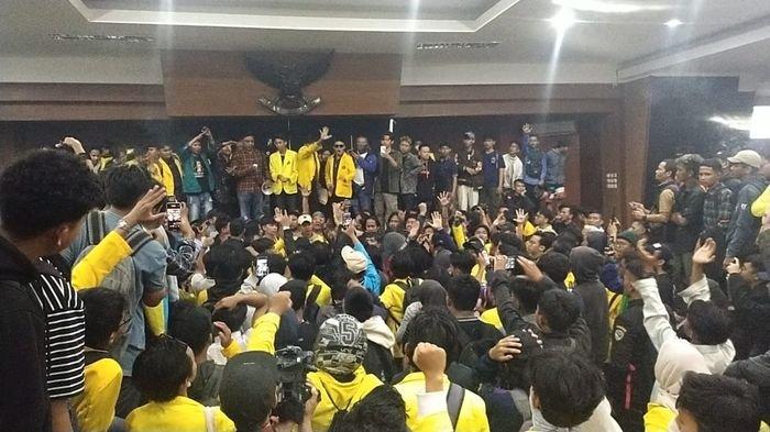 Ratusan Massa aksi ketika menggeruduk dan memasuki ruang rapat DPRD Kota Tasikmalaya, Kamis (22/8/2024).