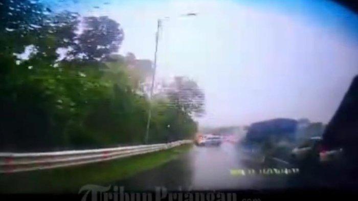 Rekaman Amatir Dasbor Ambulance saat Kecelakaan Beruntun di Tol Cipularang Km 92