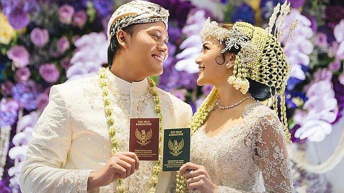 Mengusung Adat Sunda, Rizky Febian dan Mahalini  tampak cantik dan tampan dengan balutan baju berwarna putih bersih yang membuat aura keduanya terpancar dengan sempurna.