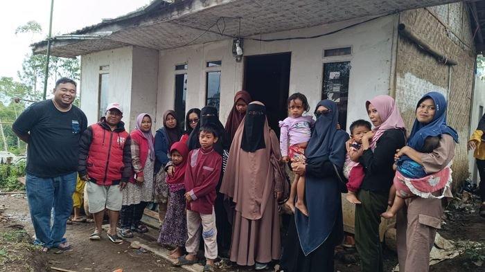 Rombongan emak-emak dari berbagai wilayah di Garut mengunjungi kediaman Muiz bocah viral di Kampung Siderang Datar, Desa Cintanagara, Kecamatan Cigedug, Kabupaten Garut, Jawa Barat.