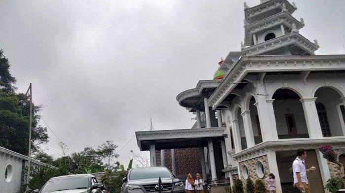 Heboh di media sosial seorang anggota TNI di Kuningan memiliki rumah mewah dan megah, ternyata memiliki penghasilan lain di rumah.