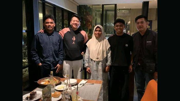 Saddil Ramdani foto bareng Direktur Olahraga PT Persib Bandung Bermartabat, Adhitia Herawan