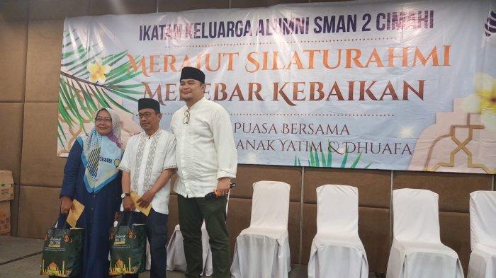 Ketua Unum IKA SMAN 2 Cimahi, Dennis Depriadie, berfoto bersama perwakilan angjatan 1987 seusai penyerahan bingkisan.