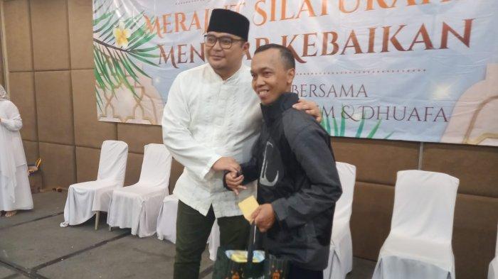 Ketua Unum IKA SMAN 2 Cimahi Dennis Depriadie menyerahkan bingkisan dan santunan kepada alumni angkatan 92.