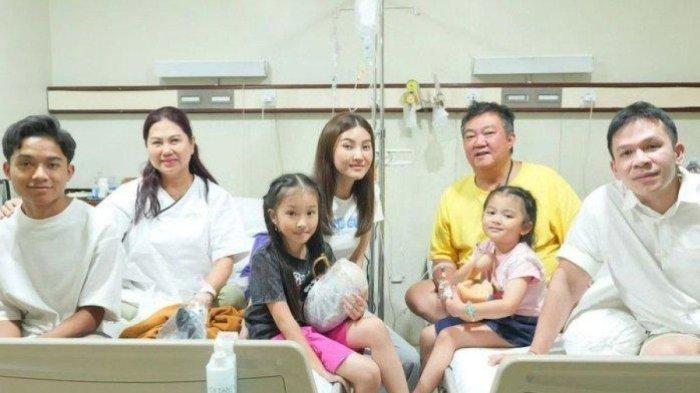 Sarwendah menjenguk ibunda Ruben Onsu atau mertuanya yang sedang dirawat di rumah sakit tanpa kehadiran suaminya. (Instagram)