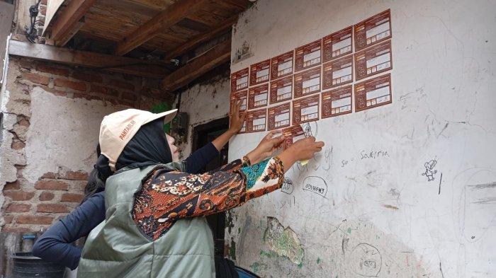 Petugas KPU Kota Cimahi saat melakukan coklit di rumah yang ditempati 18 KK atau 46 jiwa di Kampung Cisurupan, Kelurahan Citeureup, Kota Cimahi