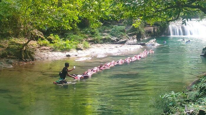 Suasana body rafting di sungai Citumang Pangandaran.