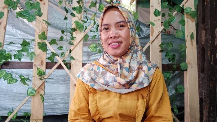 Susan Febriani (40), pedagang seblak di Jalan Empang, Kelurahan Regol Wetan, Kecamatan Sumedang Selatan, Kabupaten Sumedang, Jumat (23/8/2024).