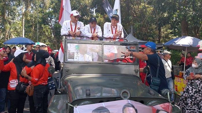 Tiga atlet peraih medali di paralimpiade Paris 2024, asal Kabupaten Tasikmalaya diajak keliling menggunakan mobil Jeep, Selasa (17/9/2024).