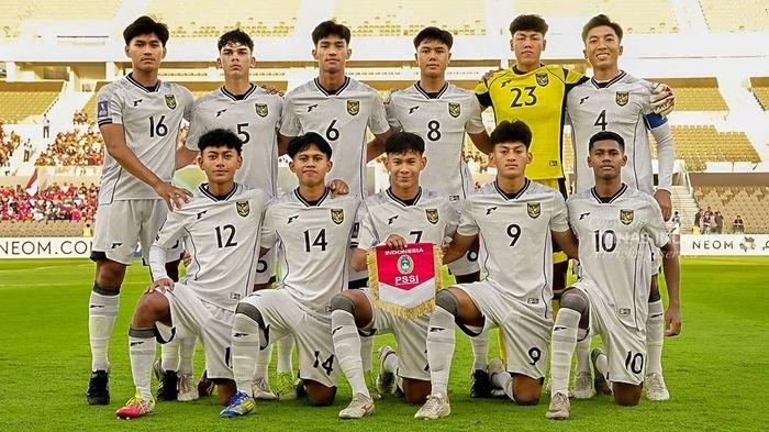 JELANG INDONESIA VS YAMAN - Timnas Indonesia U17 saat akan melawan Korea Selatan pada laga perdana babak penyisihan Grup C Piala Asia U17 2025, di Stadion Prince Abdullah Al Faisal, Jeddah, Arab Saudi, Jumat (4/4). Malam ini, Senin (7/4/2025) Timnas Indonesia U17 akan melawan Yaman.