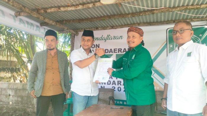 Triadi (kedua dari kiri) menyerahkan berkas persyaratan bakal calon Bupati ke DPC PKB Kabupaten Pangandaran, Sabtu (4/5/2024).