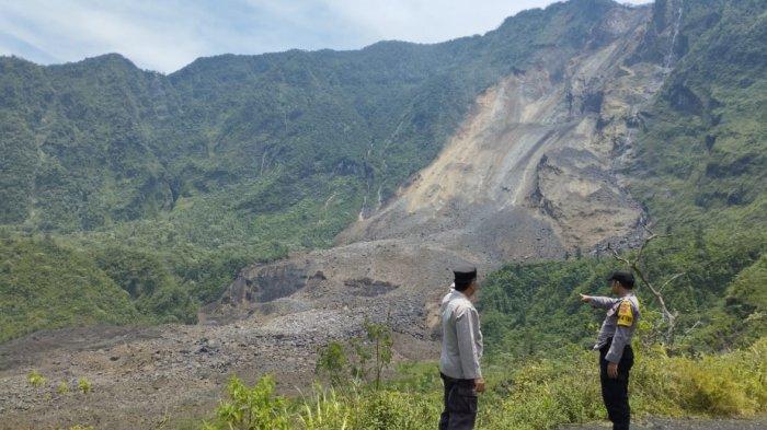 Petugas Polsek Sukaratu meninjau longsor tebing kawah Gunung Galunggung, Kabupaten Tasikmalaya.