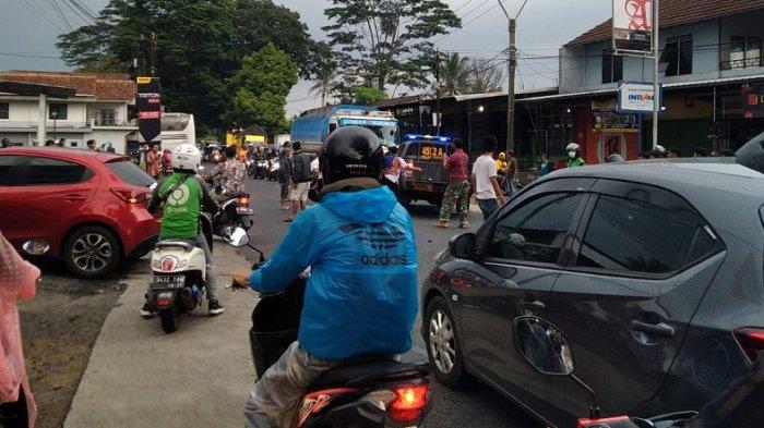 mekanik memeriksa bus Damri yang mengalami kecelakaan di Penyeladi, Sanggau