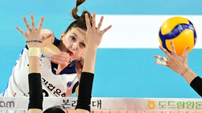 Victoria Dhanchak, opposite IBK Altos, jadi hantu yang menakutkan bagi Red Sparks lewat serangan-serangannya yang tajam dan menghasilkan poin. Pada laga melawan Red Sparks, pemain asing asal Ukraina itu mencetak 37 poin tertinggi dari 3 laga yang telah dilakoni.