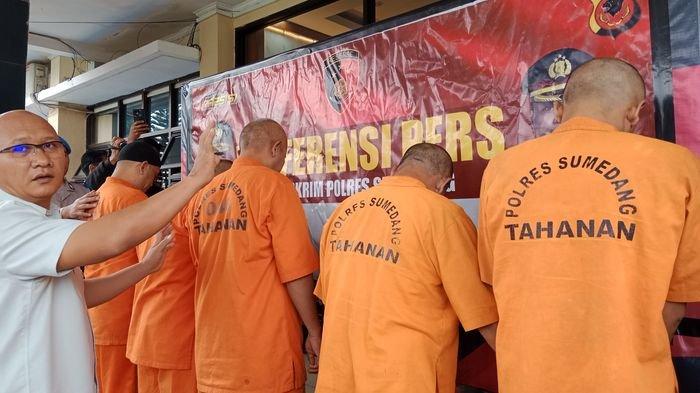 WARTAWAN GADUNGAN DIRINGKUS - Lima orang wartawan gadungan hanya bisa pasrah saat dipamerkan ke hadapan wartawan di halaman Mapolres Sumedang, Kamis (3/7/2025).