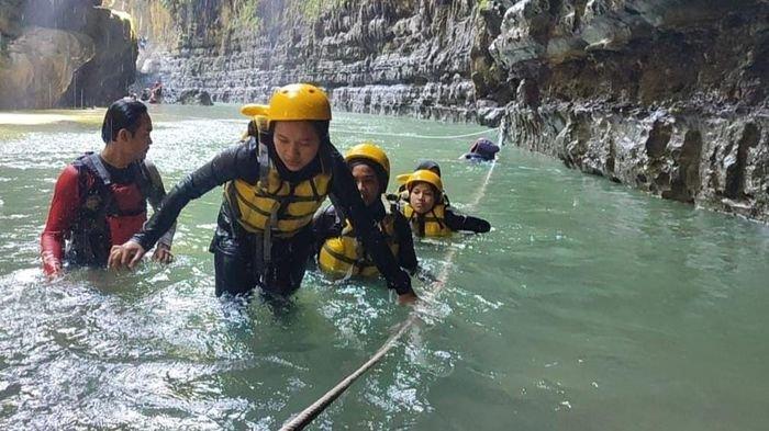WISATA PANGANDARAN FAVORIT - Suasana tempat wisata Sungai Green Canyon Kecamatan Cijulang Kabupaten Pangandaran pada Sabtu (31/5/2025). Green Canyon menjadi salah satu tempat wisata favorit di Pangandaran.