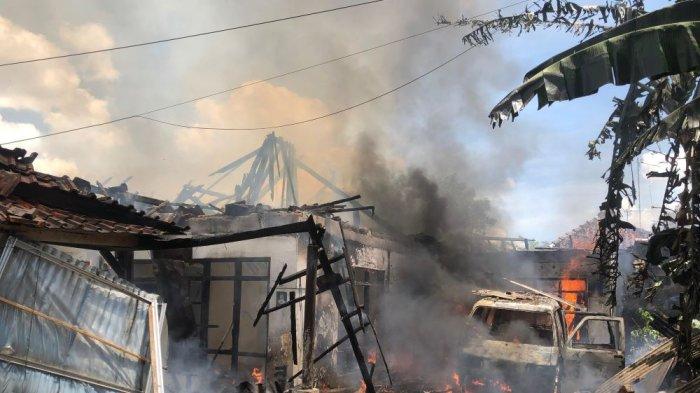 Warga Dengar Ledakan dari Mobil yang Ikut Terbakar Saat Api Melahap Sebuah Rumah di Tasikmalaya