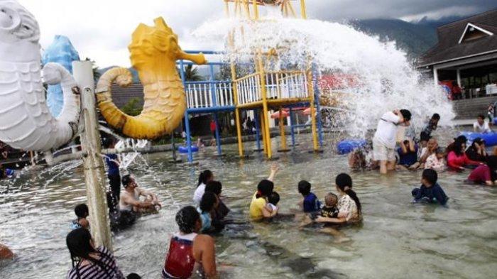 Warga berwisata di Taman Air Sabda Alam, Cipanas, Kabupaten Garut, Minggu (26/2/2012). Sumber air panas dari Gunung Guntur dimanfaatkan menjadi sarana wisata berendam di kolam air panas. (KOMPAS/RONY ARIYANTO NUGROHO)