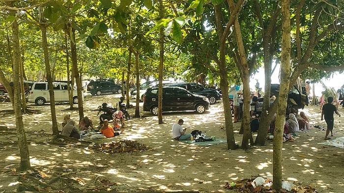 Suasana aktivitas wisata di Pantai Karapyak Kabupaten Pangandaran, Selasa (28/1/2025).