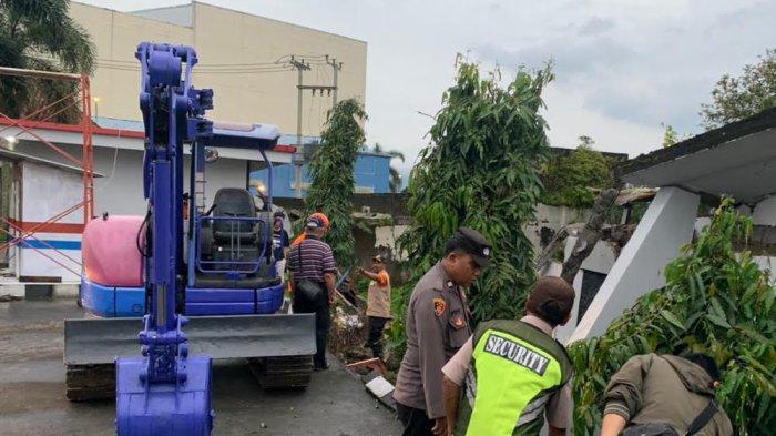 Benteng Belakang SPBU Rancabango Kota Tasikmalaya Roboh Timpa Rumah