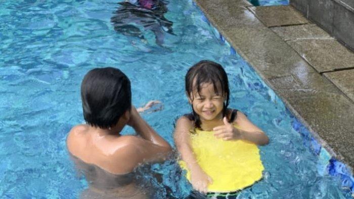Staycation Asyik di Hotel Santika Tasikmalaya, Menikmati Kolam Renang Ramah Anak dengan Promo 'Funtasik Offer'