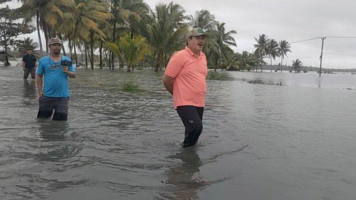Saat Bupati Pangandaran Jeje Wiradinata berjalan kaki di jalan Kabupaten yang terendam banjir