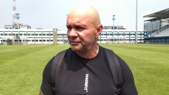 Pelatih kiper Persib Bandung, Luizinho Passos jelaskan terkait kondisi Teja Paku Alam yang kembali mengikuti latihan paska sempat alami cedera, di lapangan Stadion Persib, Selasa (29/8)