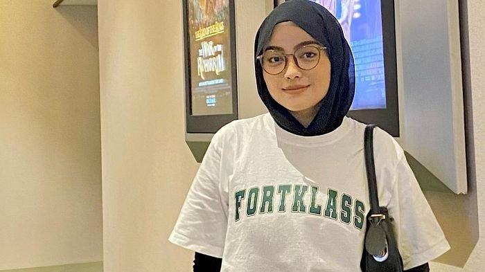 PREDIKSI SKOR - Jeni Marshanda suporter cantik asal Cianjur. Berikut prediksi skor duel Timnas Indonesia vs Jepang di laga Kualifikasi Piala Dunia 2026 zona Asia Grup C menurut suporter cantik asal Cianjur, Jeni Marshanda.