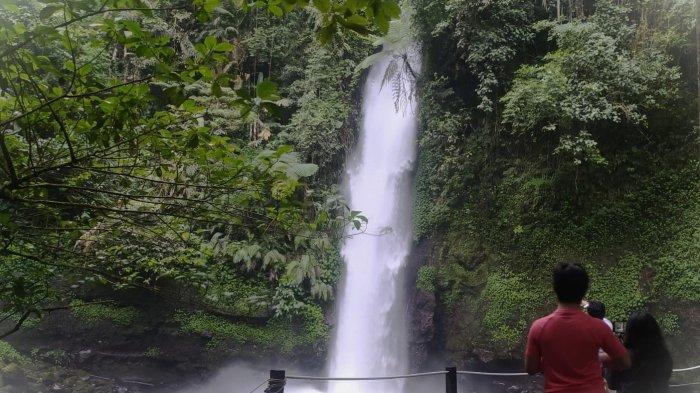 CURUG SAWER - Wilujeng Sumping di Jembatan Gantung Lembah Purba. Tulisan besar berwarna putih berlatar cokelat kayu, terbaca di gerbang masuk saat kita menengadahkan mata di kawasan wisata Situ Gunung Sukabumi.