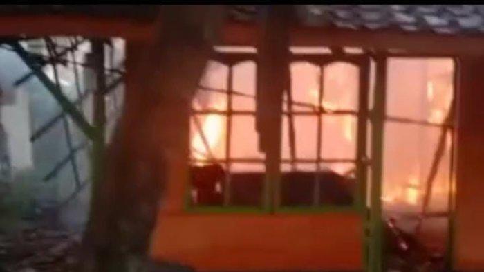 Sebuah rumah milik warga di Dusun Sukajadi RT02/04 Desa/Kecamatan Tomo, Kabupaten Sumedang ludes terbakar, Minggu (16/7/2023) sore.