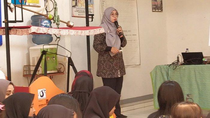 Dosen program studi gizi Fakultas Olahraga dan Kesehatan Universitas Pendidikan Indonesia melaksanakan pengabdian kepada masyarakat (PKM) di kampung aday Cireundeu pada Selasa (15/8/2023).