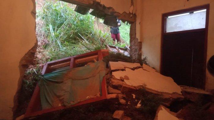 Dua rumah di Sirampog Brebes Terbawa Longsor Akibat Hujan Lebat