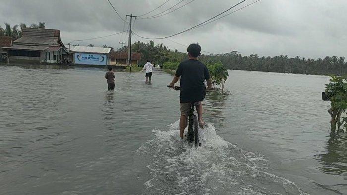 Kondisi Jalan Kabupaten Pangandaran sekitar 1 kilometer yang terendam banjir 