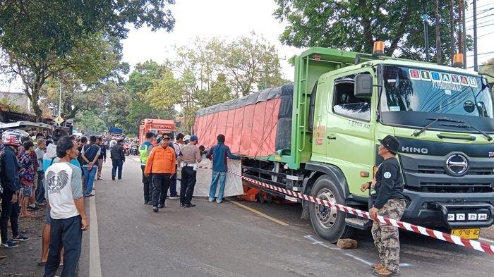 Kantor SAR Bandung mengerahkan satu tim rescue untuk mengevakuasi jenazah korban kecelakaan maut di Jalan Raya Bandung-Sumedang, tepatnya di kawasan Hegarmanah, Jatinangor, Sumedang, Minggu (30/6/2024).
