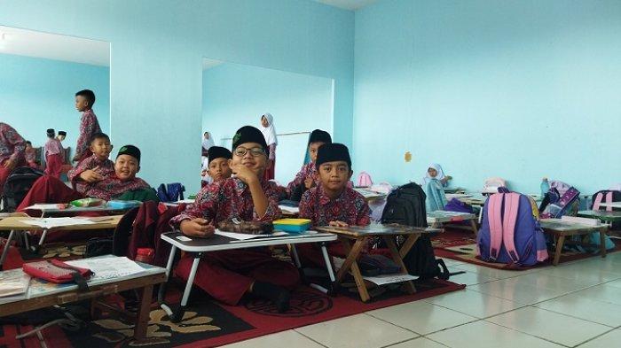 Siswa SDN 1 Cipeundeuy, Kecamatan Padalarang, Kabupaten Bandung Barat (KBB) saat belajar di lantai beralas karpet, Selasa (18/7/2023).