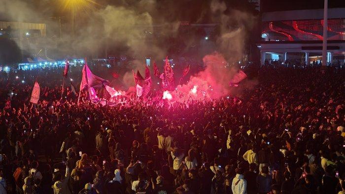 Penonton saat menyalakan flare untuk merayakan kemenangan Persib Bandung dalan nobardi Lapangan GGM, Jalan KH Abdul Halim, Kecamatan/Kabupaten Majalengka, Jumat (31/5/2024) malam.