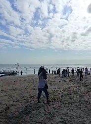 Saat berlangsungnya tabur bunga tradisi hajat laut dan suasana disaat satu perahu nelayan tergulung ombak