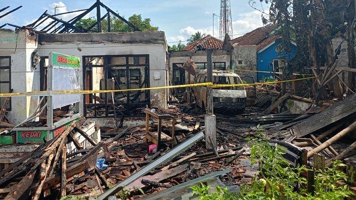 Kebakaran rumah termasuk mobil milik warga Bungursar, Kota Tasikmalaya, Kamis (24/10/2024). Tim Inafis dari Polres Tasikmalaya Kota terpantau sudah berada di lokasi melakukan identifikasi penyebab kebakaran.