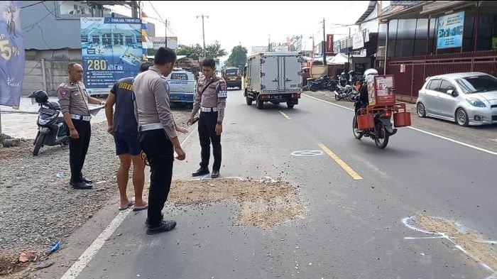 Aparat Kepolisian melakukan olak TKP kecelakaan maut, di Jalan Raya Bandung-Cirebon, tepatnya di Dusun Margamulya, Desa/Kecamatan Cimalaka, Kabupaten Sumedang, Selasa (24/9/2024).