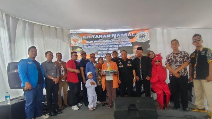 Khitanan massal digelar dalam rangka menyambut datangnya bulan suci Ramadhan 1445 H di Jalan Peta, Bojongloa Kidul, Kota Bandung, Jumat (8/3/2024).