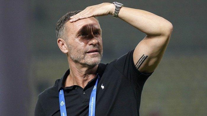 Pelatih Persija Jakarta, Thomas Doll, sedang melihat pemainnya bertanding pada pekan keempat Liga 1 2023-2024 melawan Bhayangkara FC, Minggu (16/7/2023).